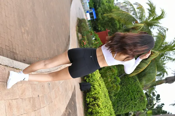 121 紧身运动装的美女外拍 - 魔镜街拍